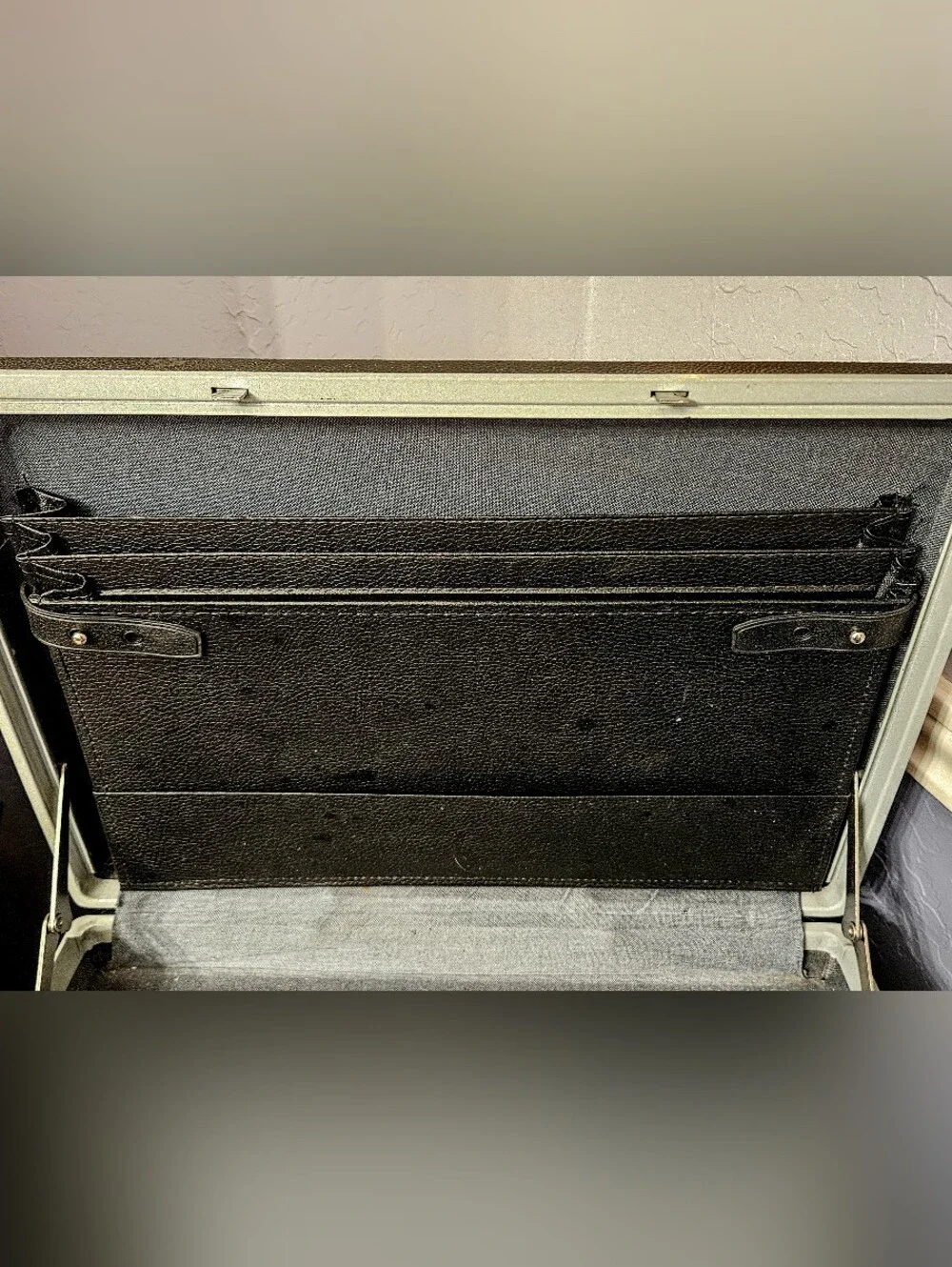 Vintage 1950-1960s Midcentury Modern Samsonite briefcase. Mad Men. Dark Academia
